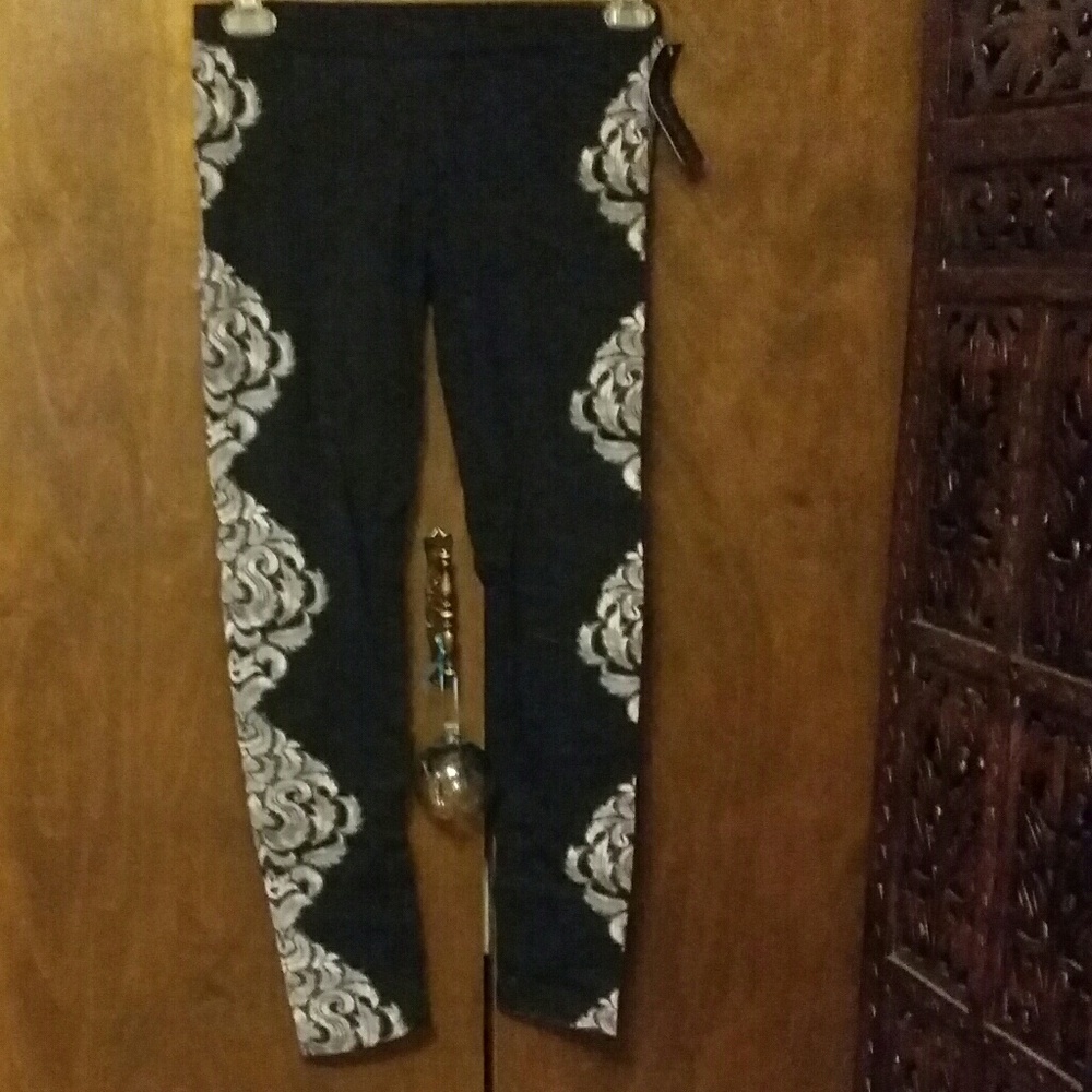 NWT RAMPAGE BLACK LEGGING WITH GREY FLORAL DESIGN